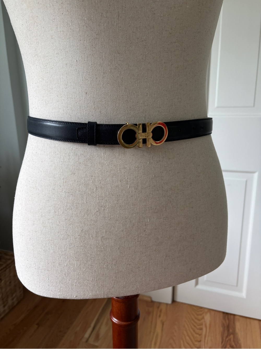 Salvatore Ferragamo Black Leather Belt with Gold Gancini Buckle - Picture 2 of 3